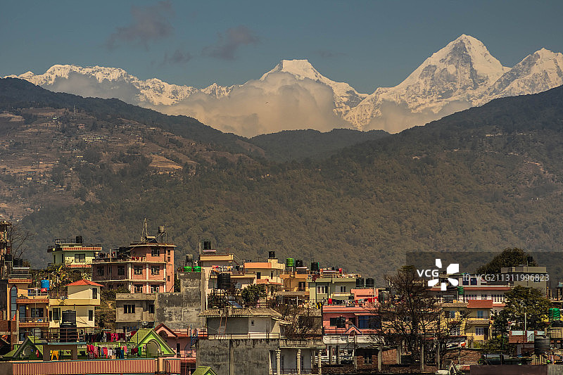 尼泊尔加德满都城镇和山脉鸟瞰图图片素材