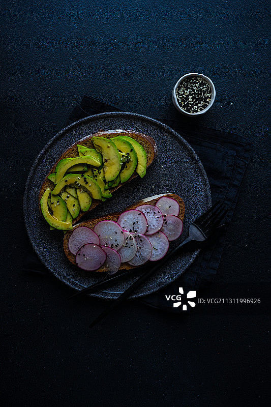 餐桌上盘子里的食物的正上方图片素材