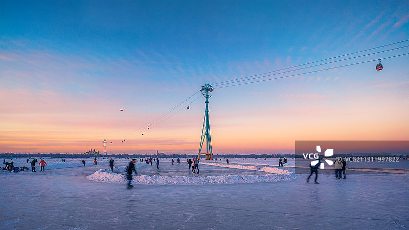 晚霞中的溜冰场图片素材