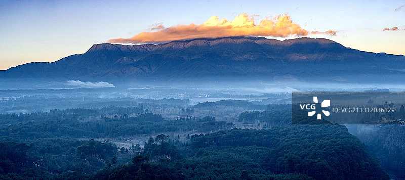 火山红帽图片素材