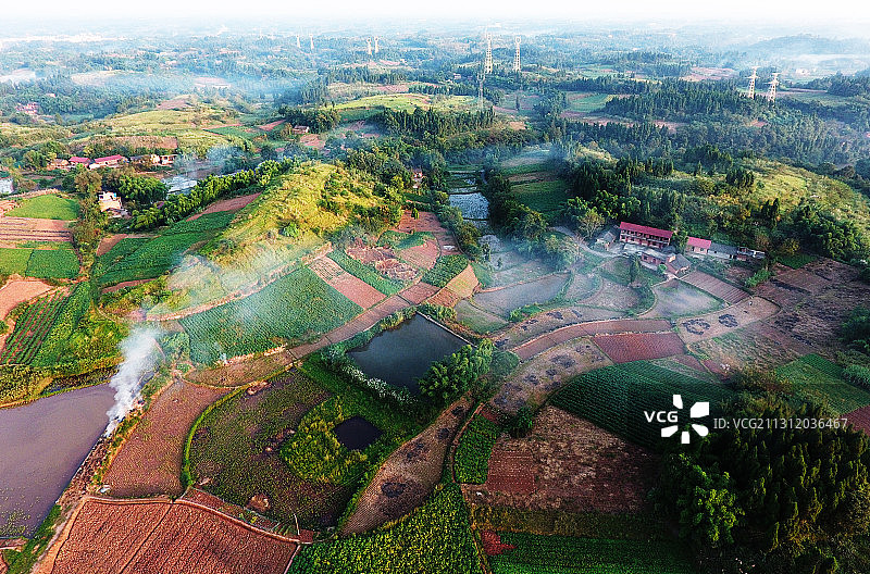 航拍乡间田野，炊烟升起图片素材