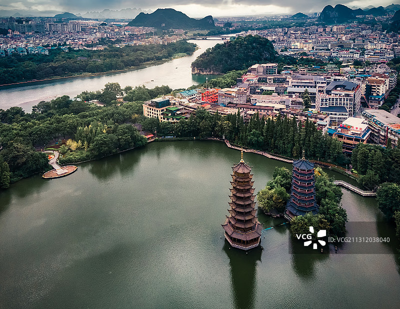 桂林象鼻山与日月双塔图片素材