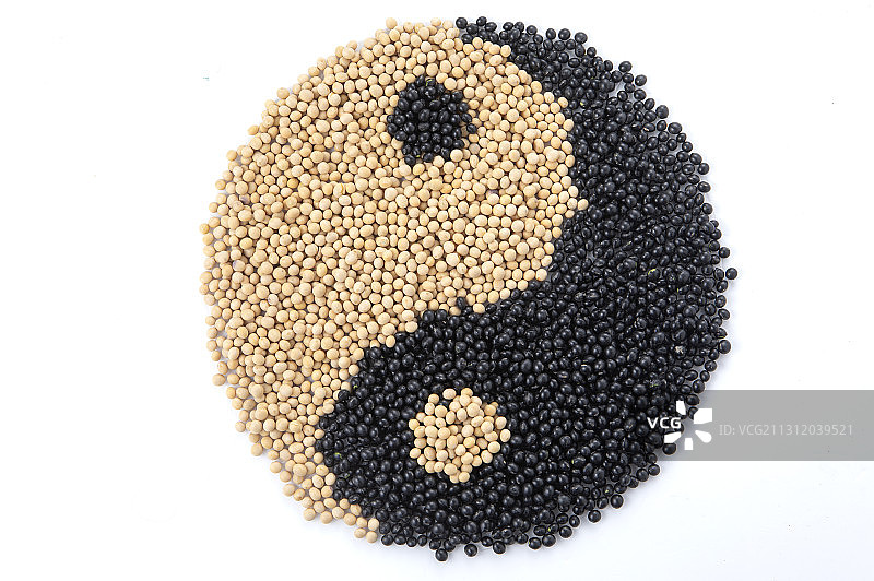 ,黄豆和黑豆拼成的太极图案图片素材