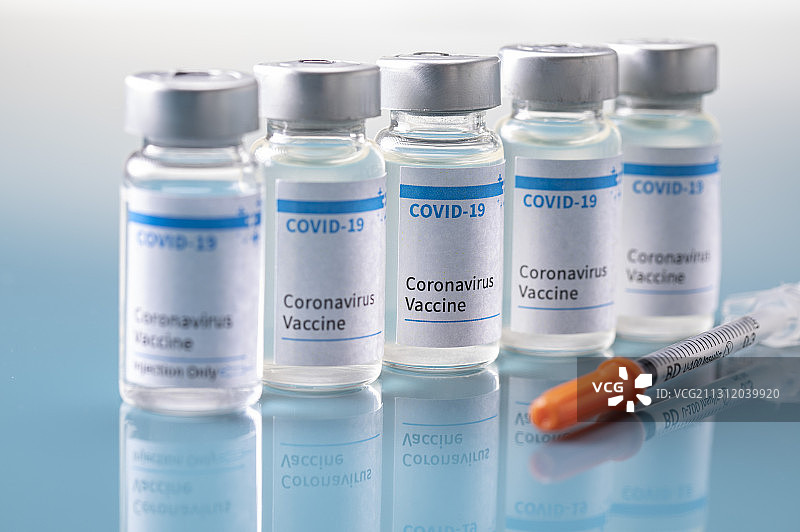排成一列的预防新冠肺炎疫苗及针筒图片素材