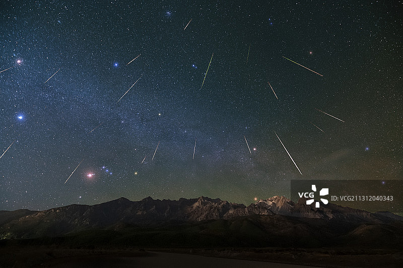 于20201214凌晨玉龙雪山脚下拍摄双子座流星雨极大期图片素材