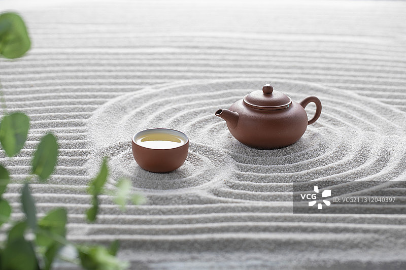 中国茶壶和茶杯在枯山水上富有禅意的意境图片素材