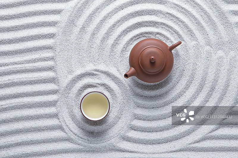中国茶壶和茶杯在枯山水上富有禅意的意境图片素材