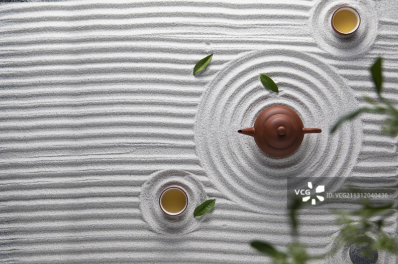中国茶壶和茶杯在枯山水上富有禅意的意境图片素材
