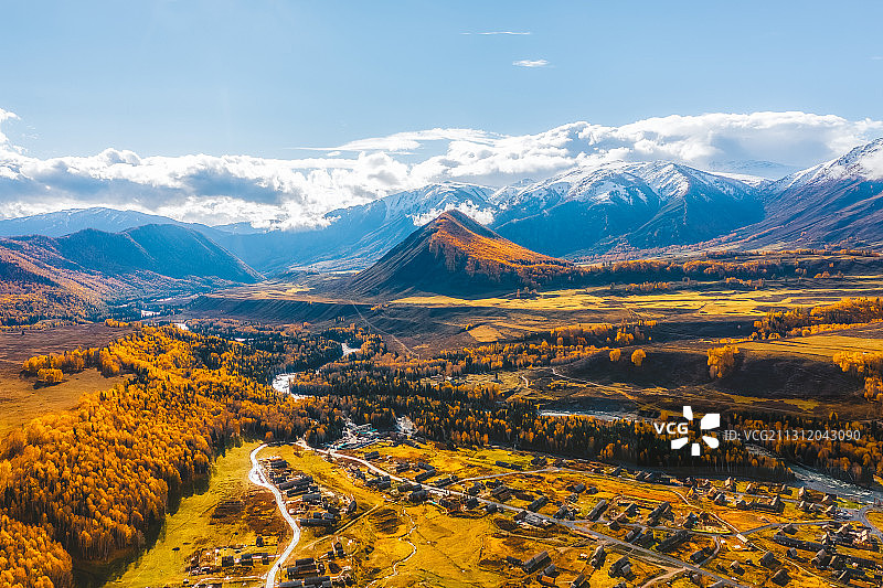 新疆阿勒泰地区布尔津喀纳斯景区禾木乡村落秋景航拍图片素材