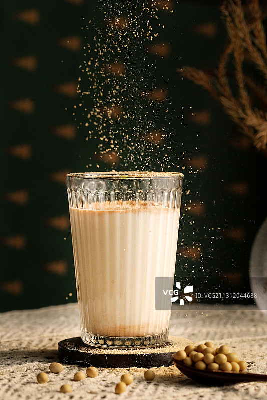 洒满黄豆粉的美味豆浆图片素材