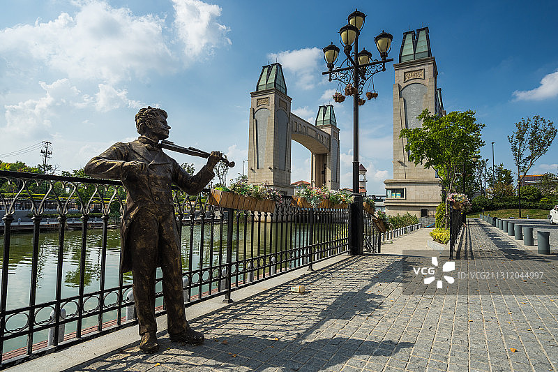 上海长岛居民区音乐拉小提琴雕塑生活-2图片素材