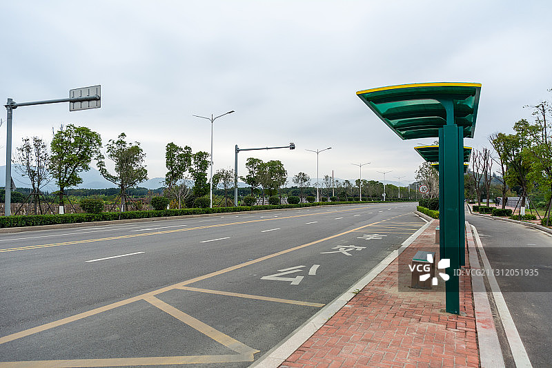公交车站与道路图片素材