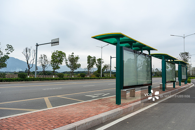 公交车站与道路图片素材