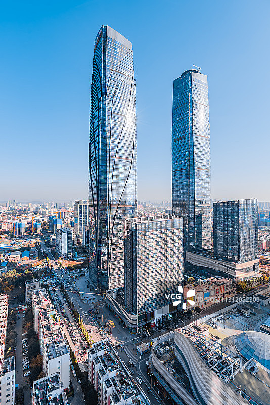 中国云南昆明双子塔和城市天际线晴天风光图片素材