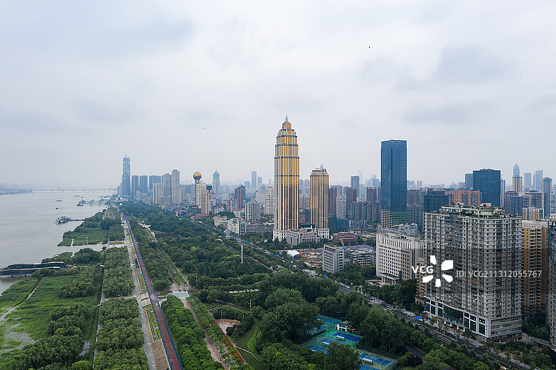 武汉市汉口江岸区汉口江滩天悦金融中心与明珠酒店图片素材