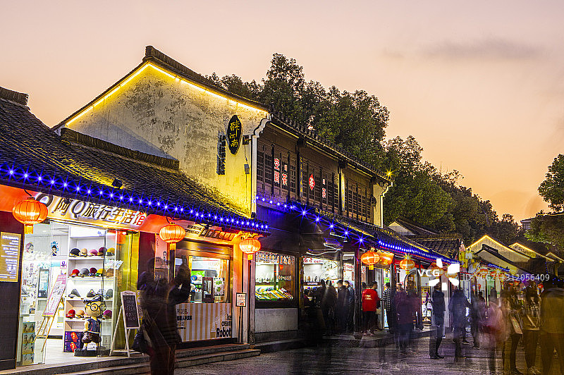 浙江绍兴鲁迅故里的水乡霓虹灯和商店图片素材