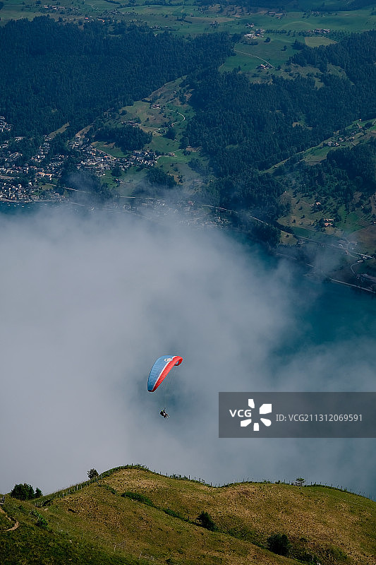 瑞士瑞吉山高山滑翔伞图片素材
