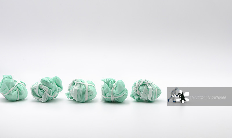 微缩摄影-不要随意丢弃口罩图片素材