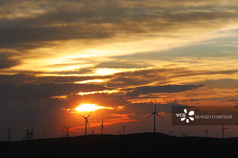 日落时分的风轮机剪影图片素材