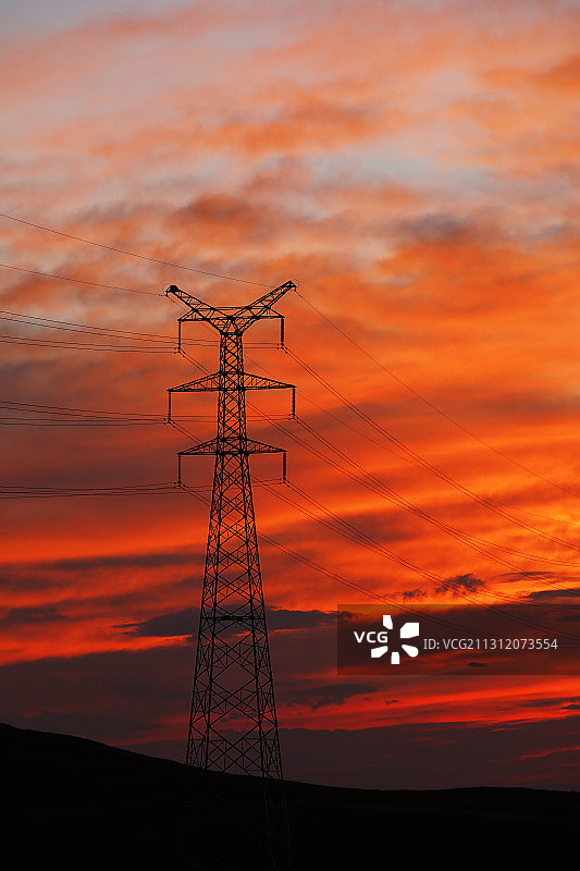 日落时分的输电塔剪影图片素材