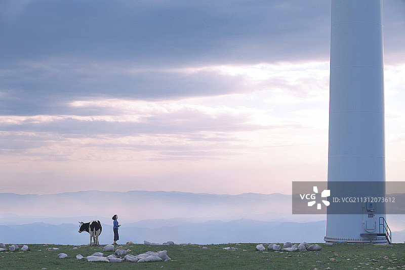 行至山顶放松心情的东方女子图片素材