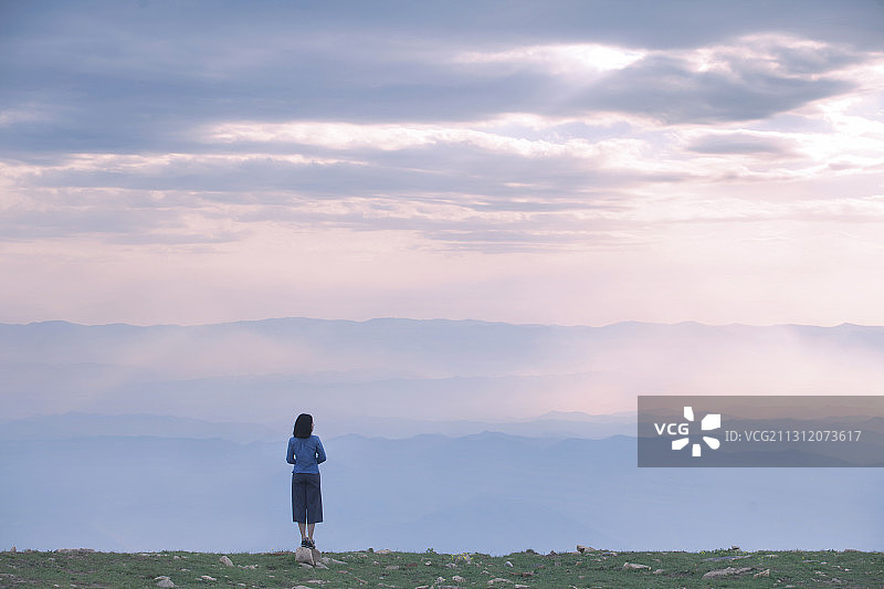 行至山顶放松心情的东方女子图片素材