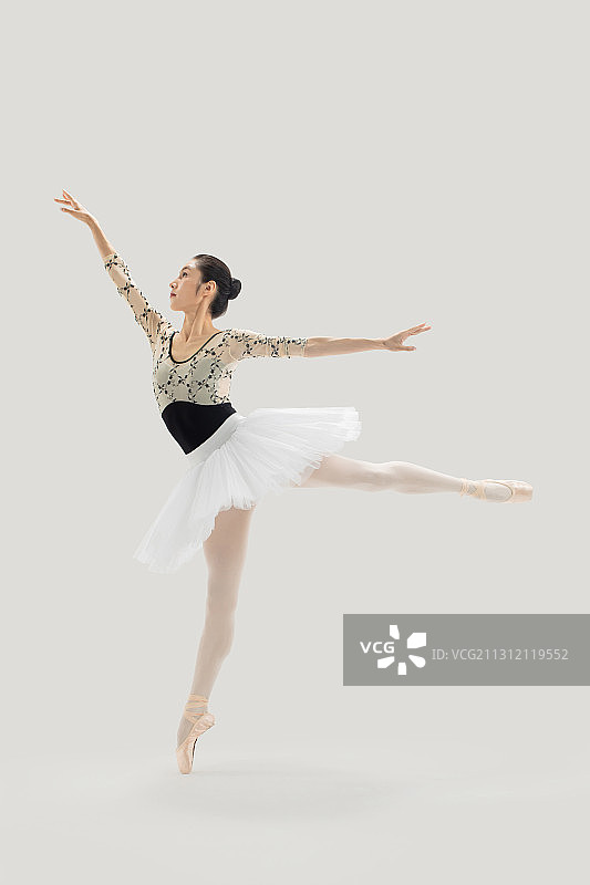跳芭蕾舞的年轻女性图片素材