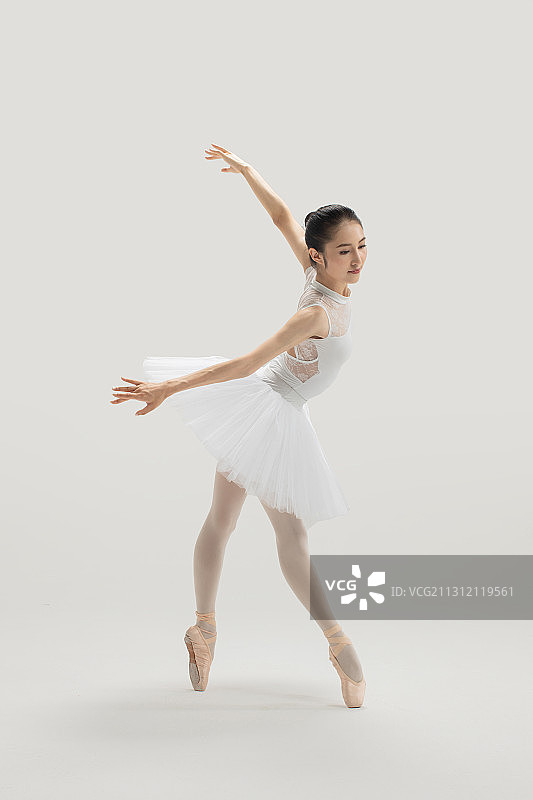 跳芭蕾舞的年轻女性图片素材