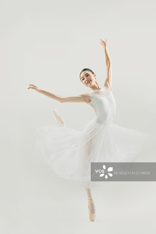 跳芭蕾舞的年轻女性图片素材