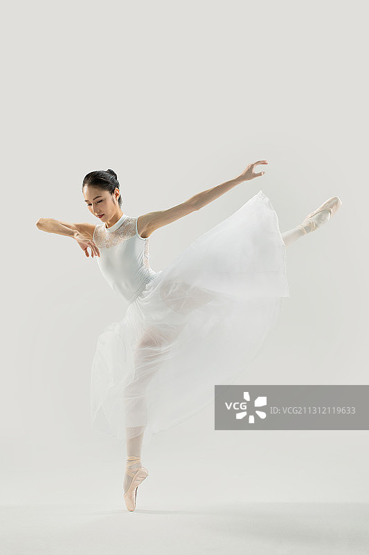 跳芭蕾舞的年轻女性图片素材