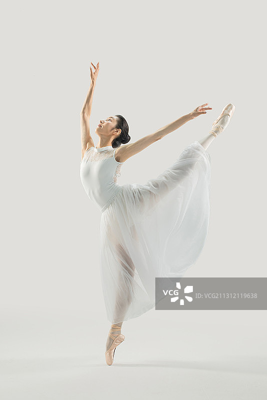 跳芭蕾舞的年轻女性图片素材