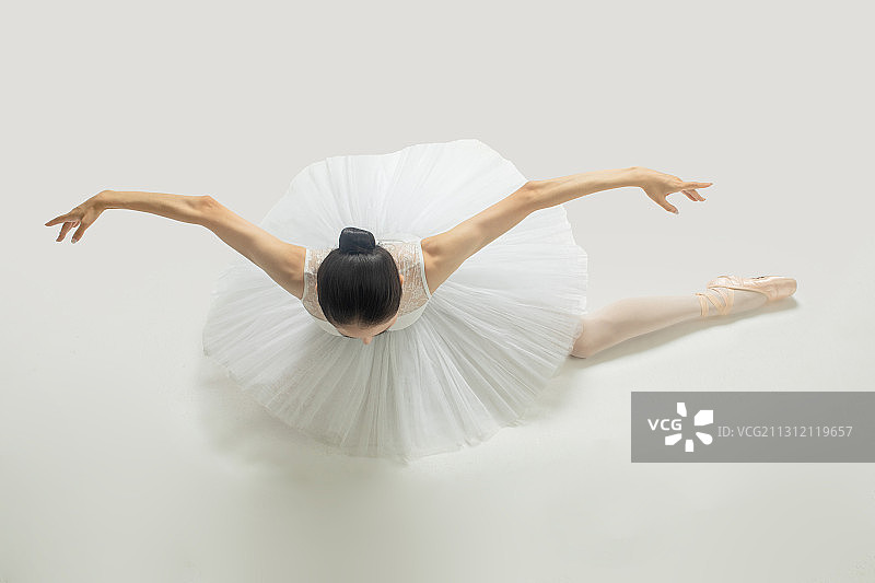 跳芭蕾舞的年轻女性图片素材