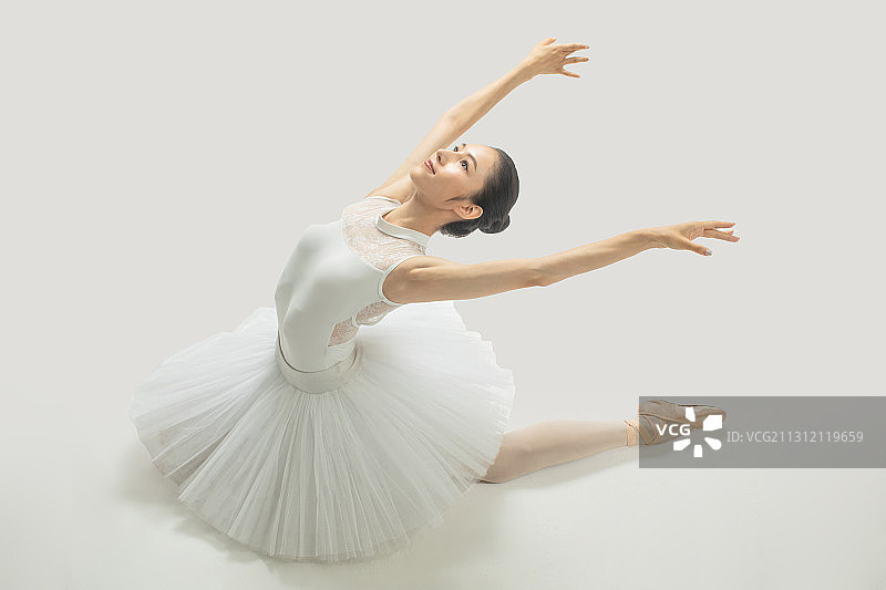 跳芭蕾舞的年轻女性图片素材