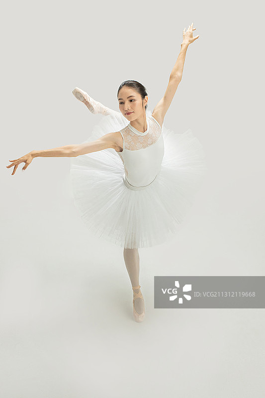跳芭蕾舞的年轻女性图片素材