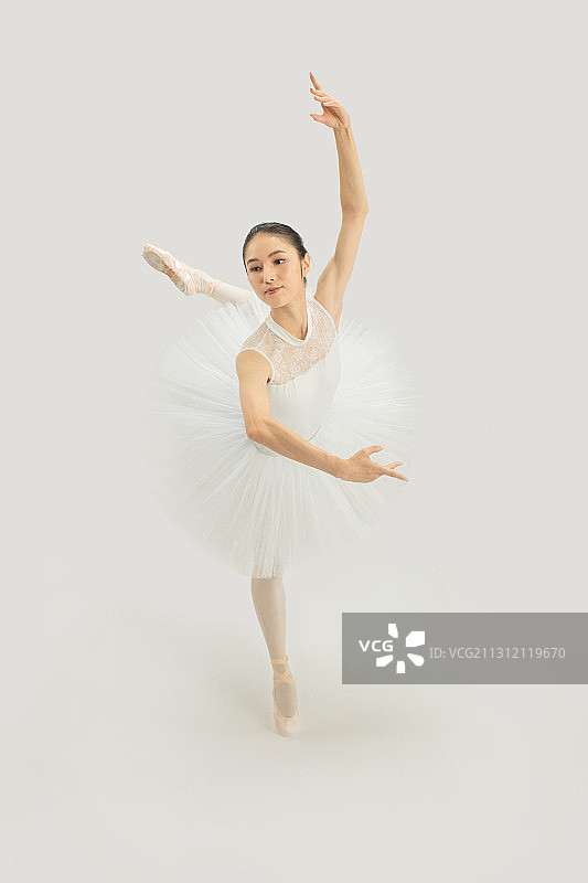 跳芭蕾舞的年轻女性图片素材