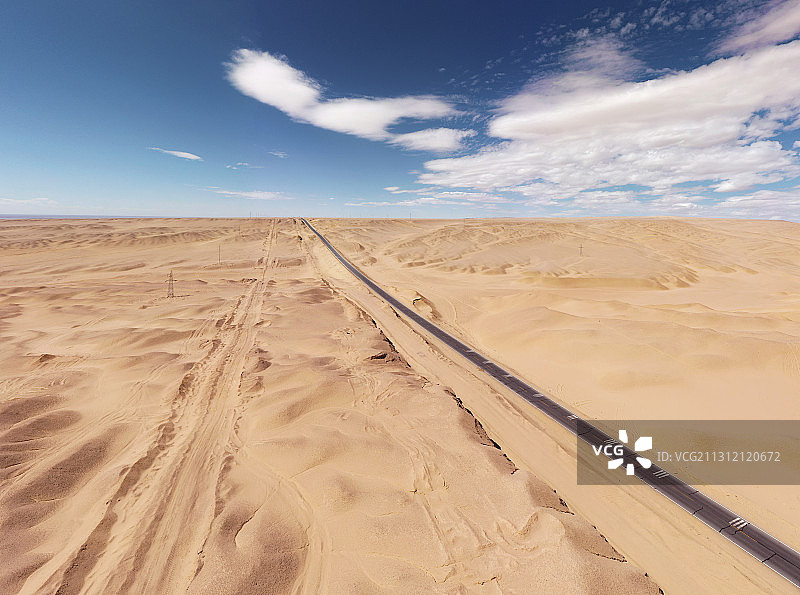 航拍戈壁公路图片素材