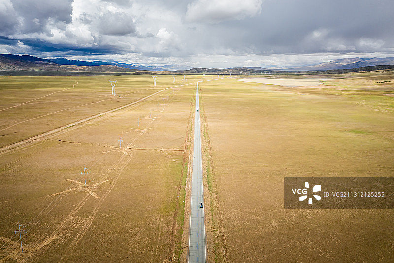 青藏高原旷野笔直的公路自驾旅行自然风光图片素材