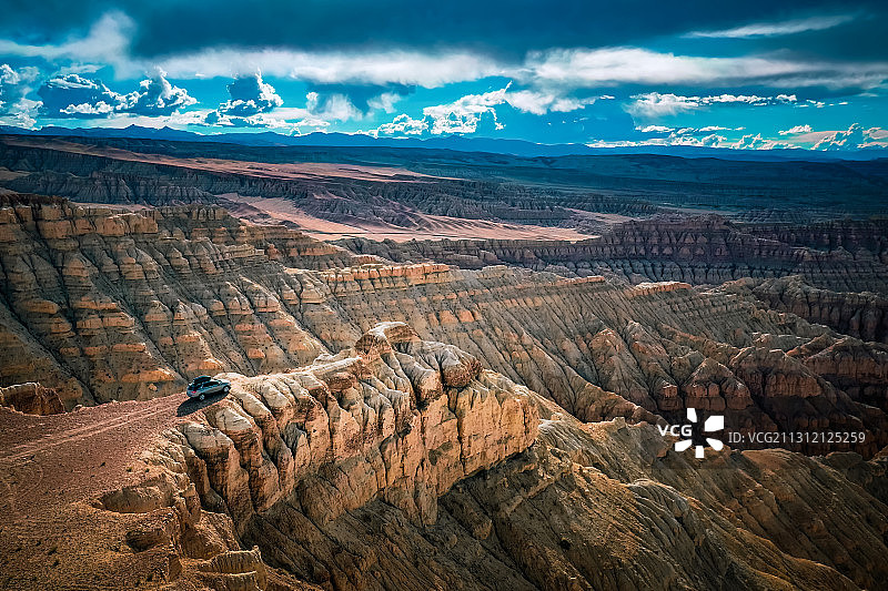 中国西藏阿里扎达土林玛朗峡谷汽车越野旅行自然风光全景视角图片素材