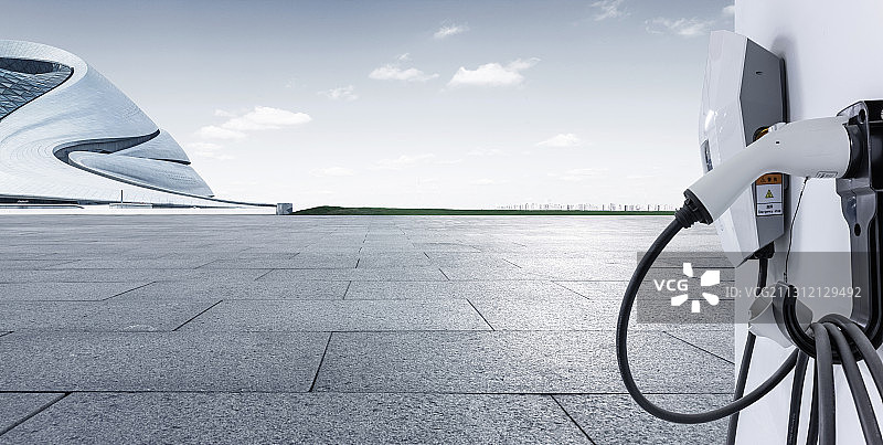 广场上的汽车充电桩图片素材