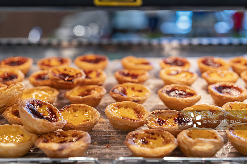 烤箱里排成一列的蛋挞图片素材