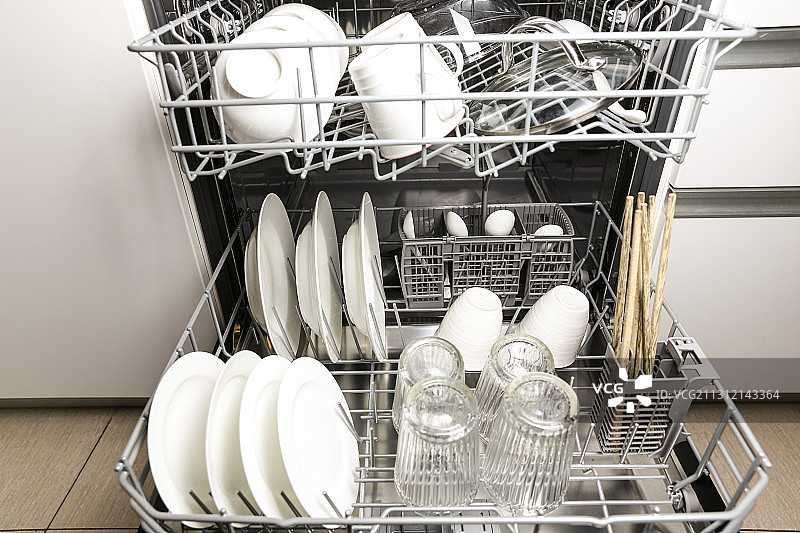 装满干净厨具餐具的洗碗机图片素材