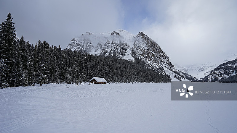 加拿大圣路易斯湖雪山森林湖泊图片素材