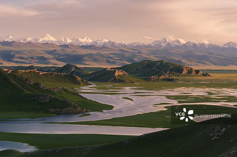 新疆巴音布鲁克天鹅湖自然风光图片素材