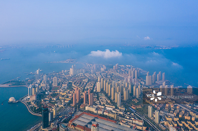 航拍山东省青岛市市南区古建筑红房子历史建筑道路车流大海楼房图片素材