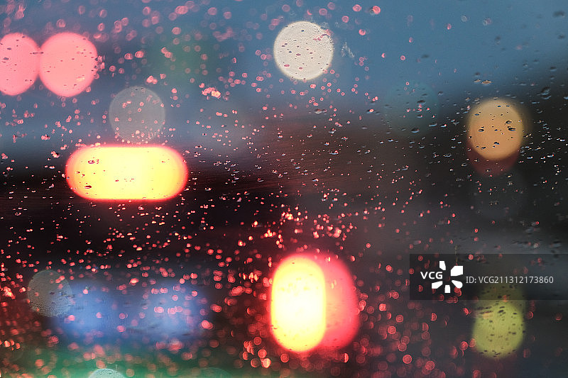 车窗外的霓虹灯光图片素材