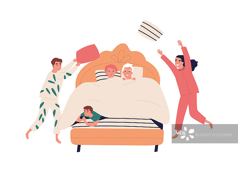 快乐的孙子孙女在玩枕头大战图片素材