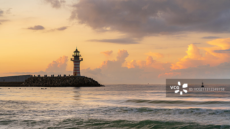 海南岛三亚大海云灯塔天际线图片素材