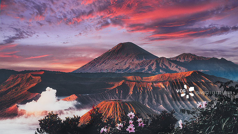 婆罗摩火山火烧云图片素材