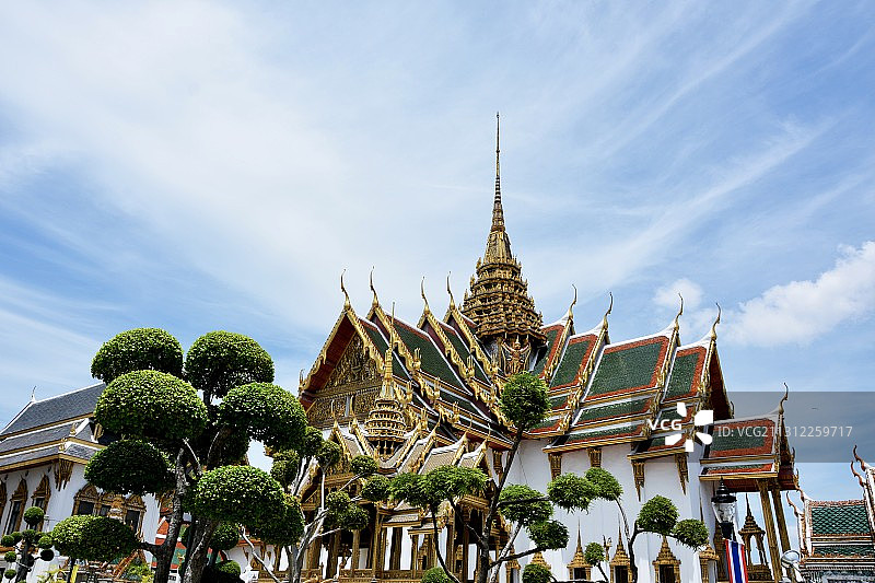 蓝天下的曼谷大皇宫图片素材