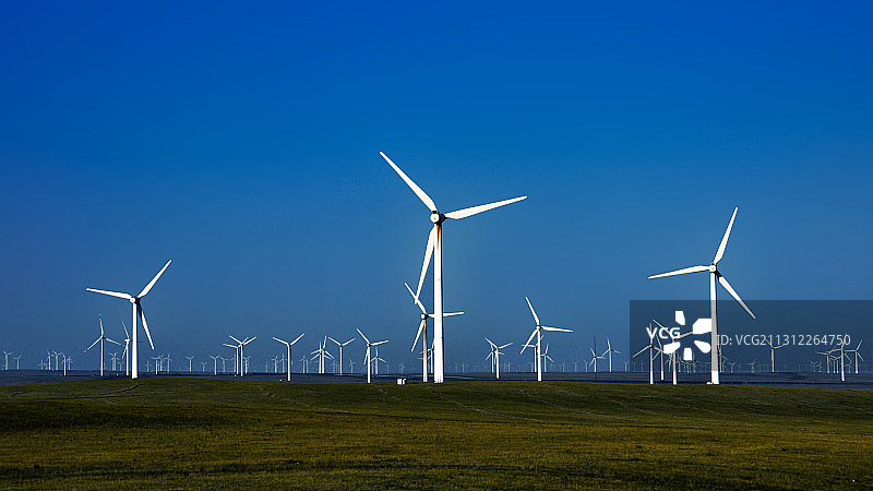 风在一望无际的草原上驰骋，为风动机提供了源源不断的动能图片素材
